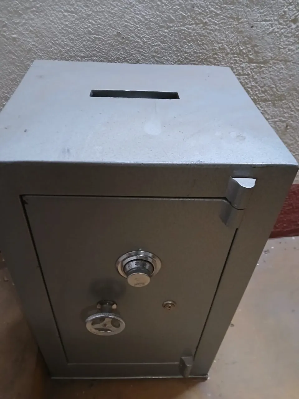 Cofre 60cm Convencional Concreto 80kg Segredo Mecânico e chave secundária+porta documentos