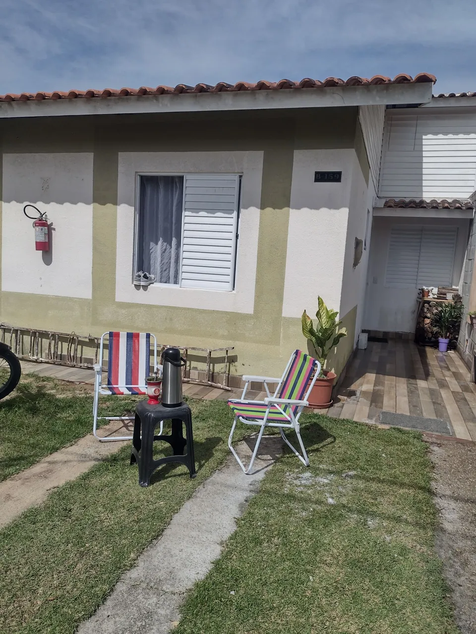 Alugo kitnet anual p uma pessoa