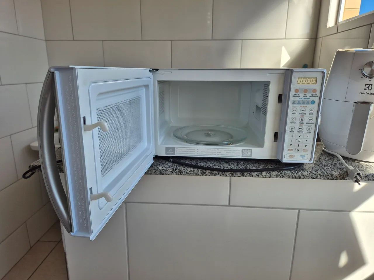 Micro-ondas Electrolux 20 l branco,  com função tira odor, e descongelar  - Foto 3