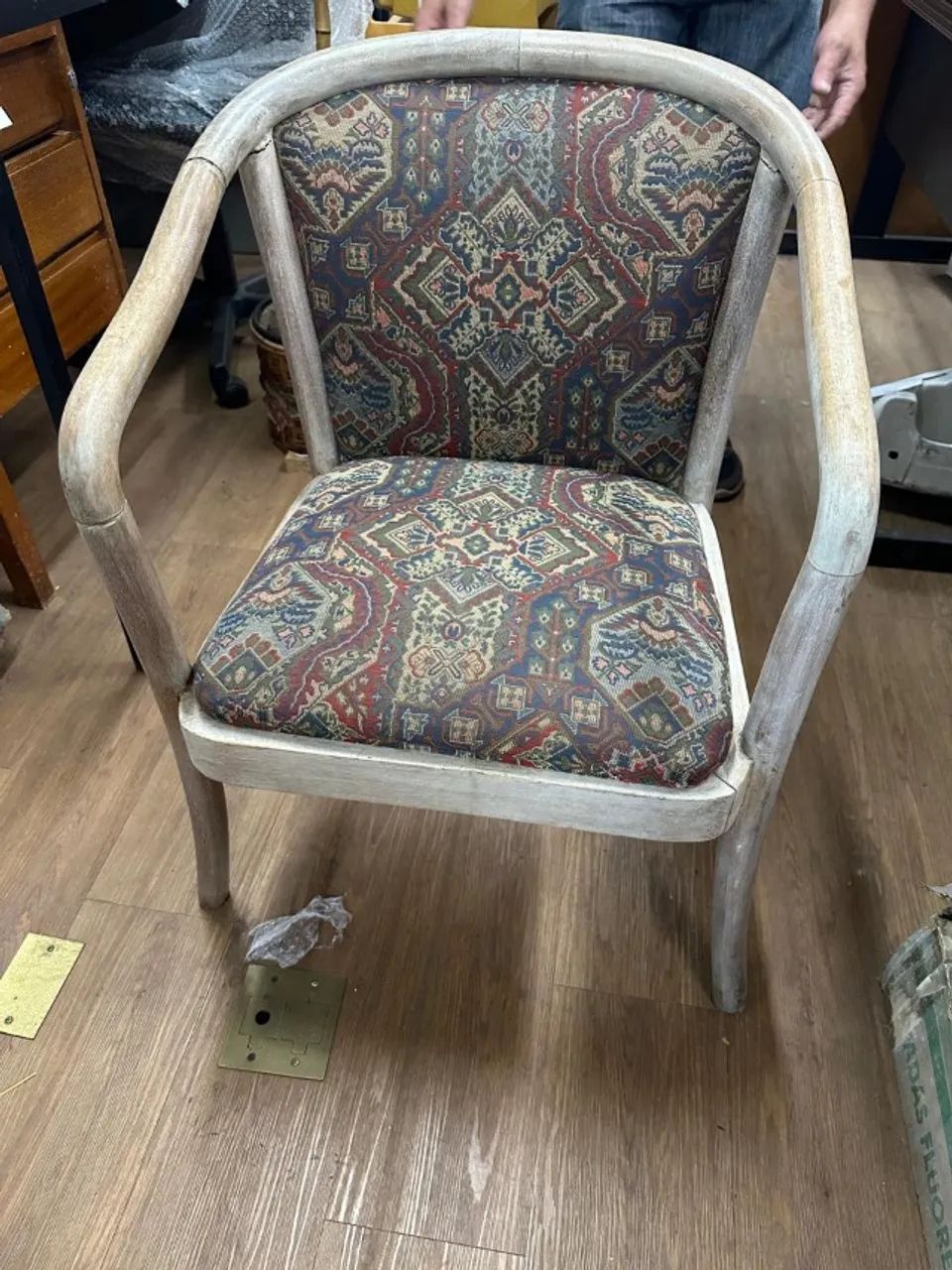 Cadeira de madeira com tecido estampado