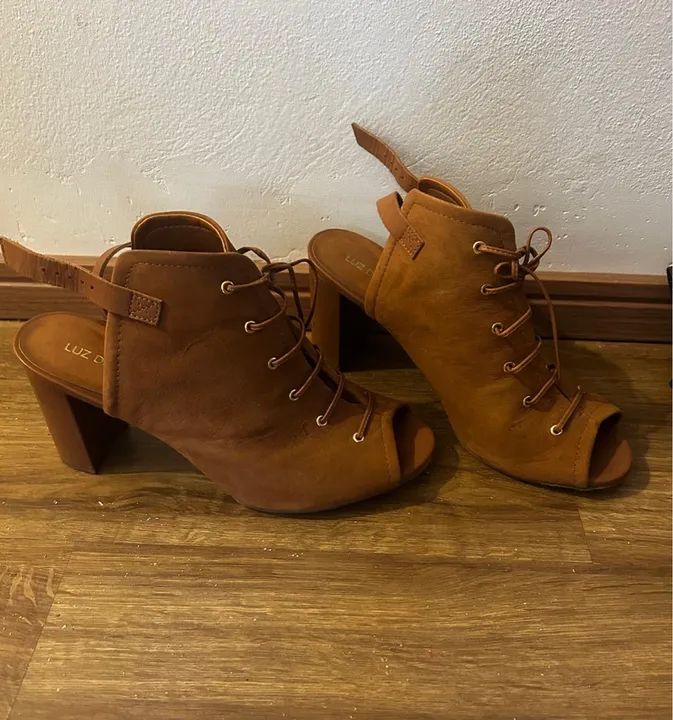 Sandálias de salto alto marrom - Foto 2