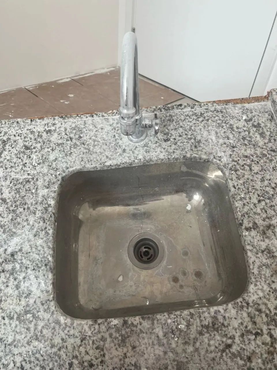 Pia de granito com cuba e torneira  - Foto 2