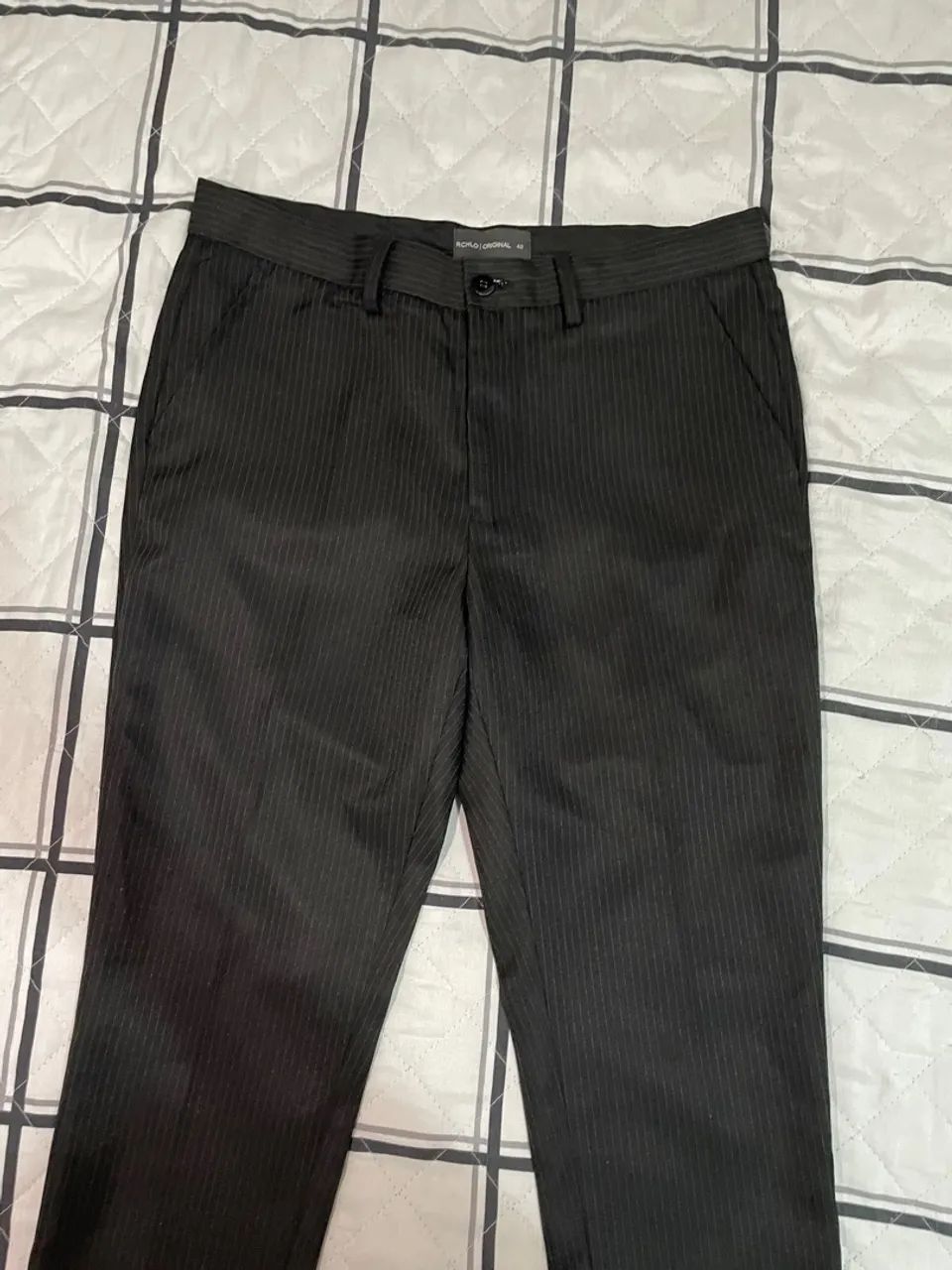 Calça alfaiataria masculina slim risca de giz preta | Original by Riachuelo