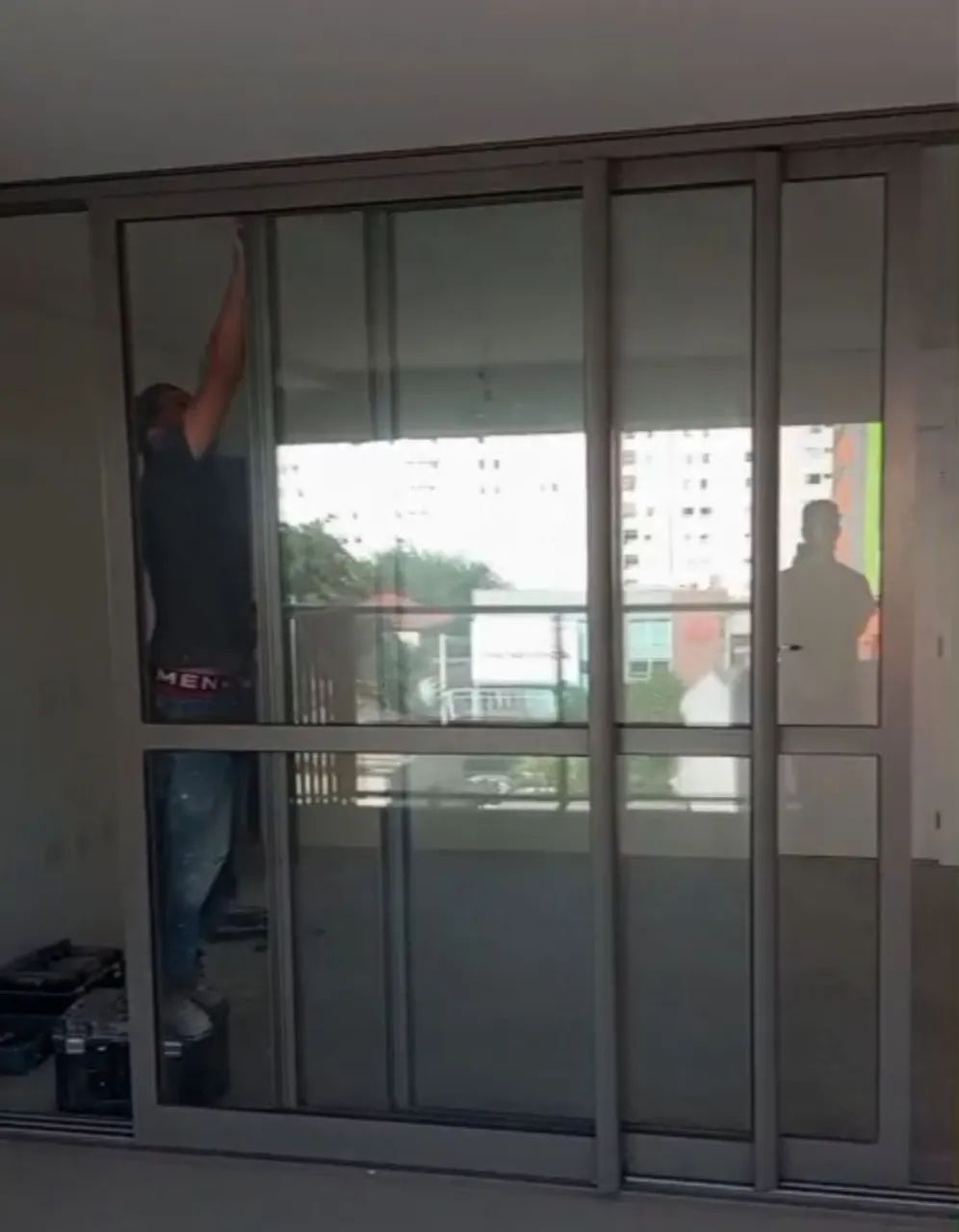 Porta Balcão cinza 3 folhas 3,78 x 2,47<br>Medida  3,78 largura  x 2,47 altura