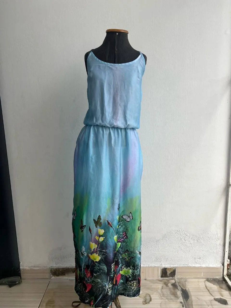 Vestido Longo Azul com Flores e Borboletas