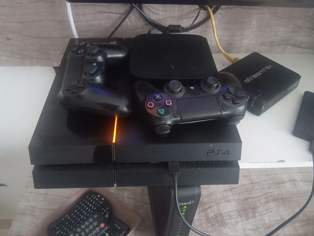 PS4 Slim com 2 controles