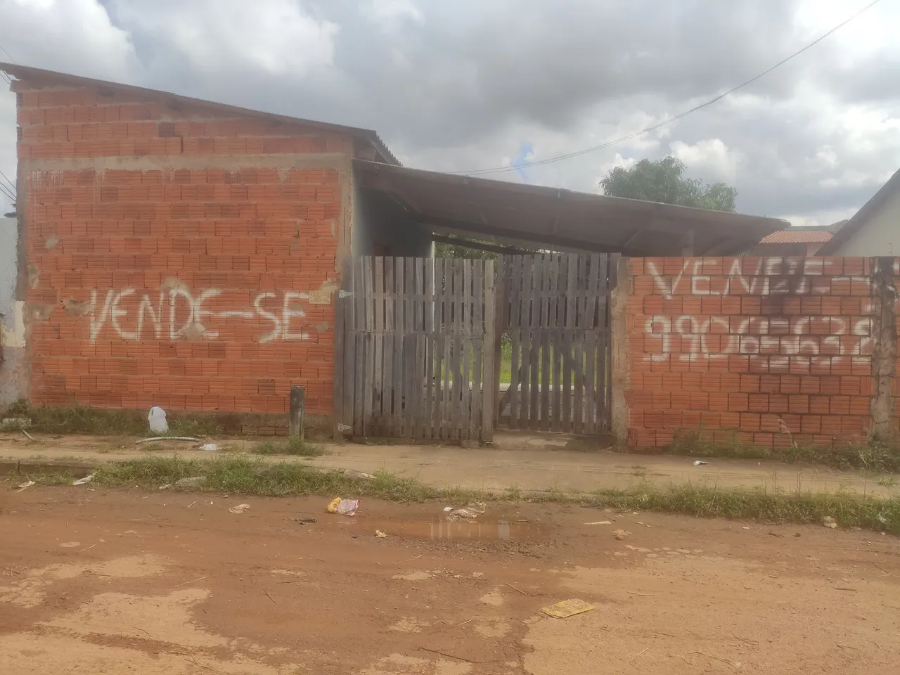 Vendo este terreno com uma casinha de alvenaria dentro
