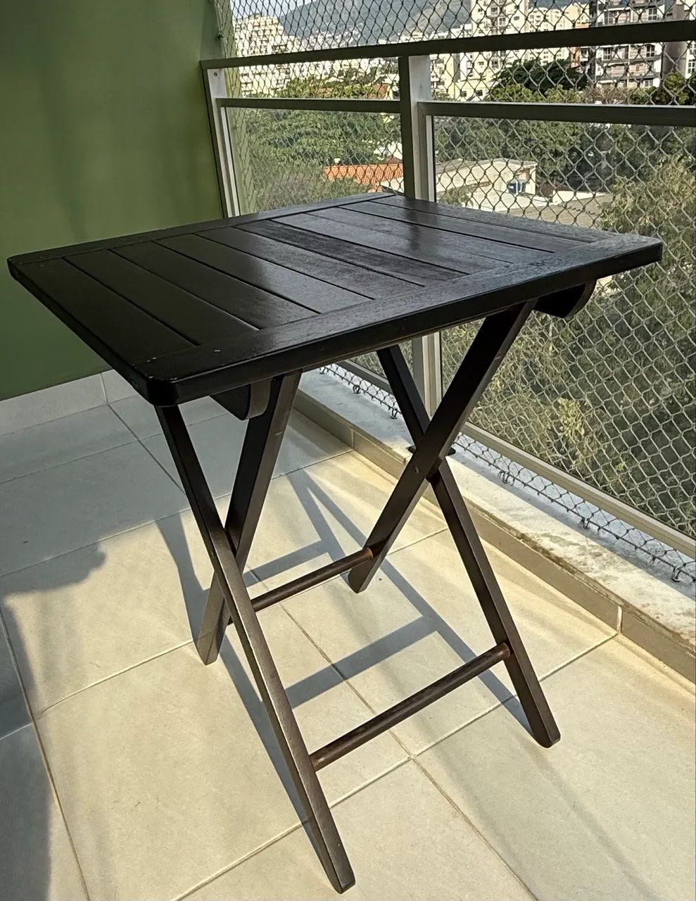 Conjunto de mesa com 4 cadeiras dobráveis em madeira  - Foto 2
