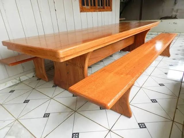 Conjunto de mesa e banco de madeira maciça