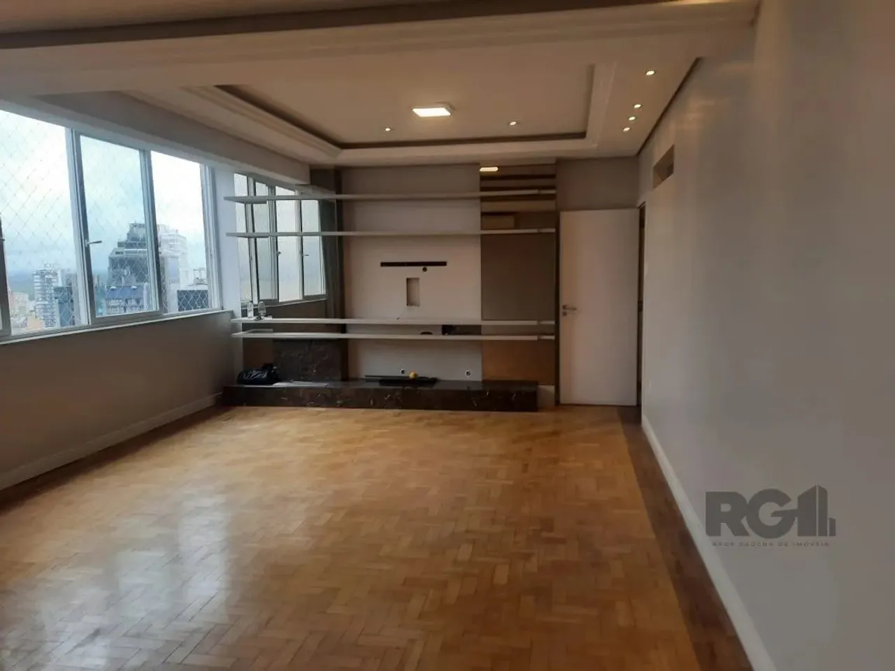 VendeBelo apartamento em andar alto com uma linda vista, ao lado da Catedral, na Rua mais