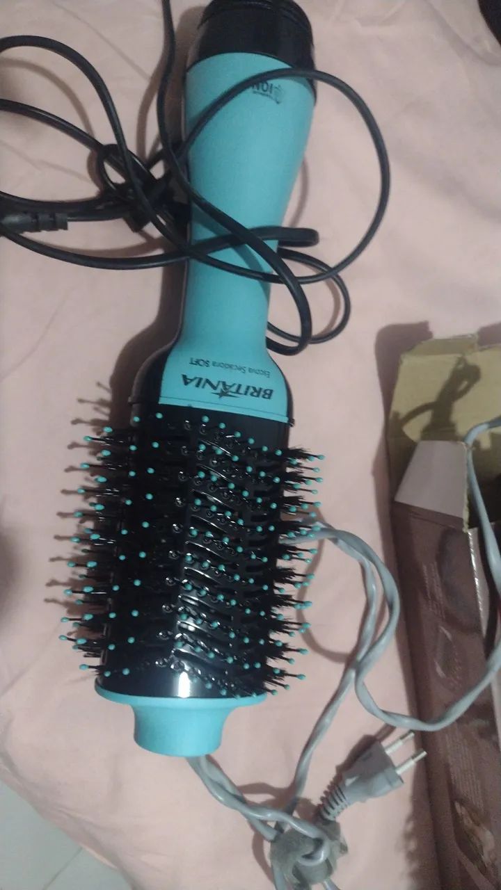 Escova secadora e modeladora Britânia 1300W nova zerada