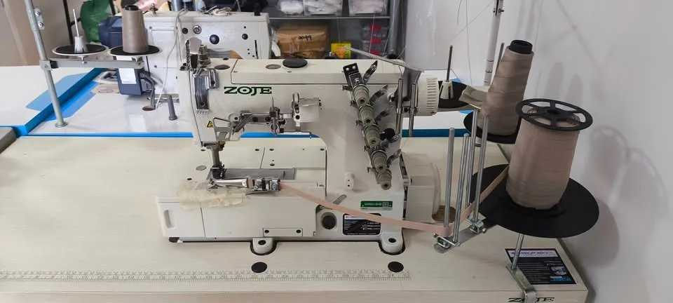 Máquina de costura Galoneira Zoje eletrônica