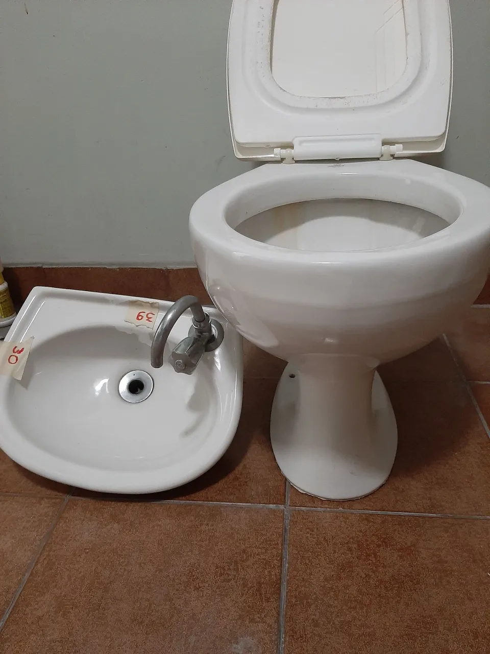 Vaso sanitário e lavatório pequeno