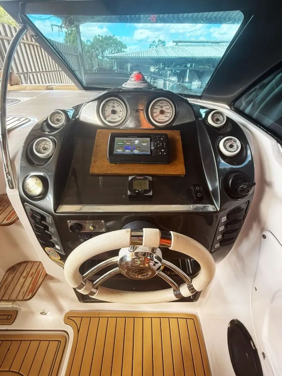 Lancha Focker 270 - Ano 2010 - Mercruiser 350MAG - 300Hp - Foto 6