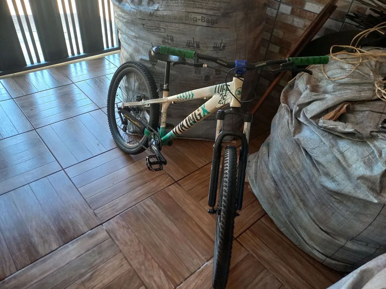 Bicicleta Viking Tuff 25 montada - Foto 3