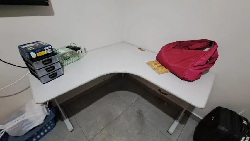 Mesa de escritório com formato em L
