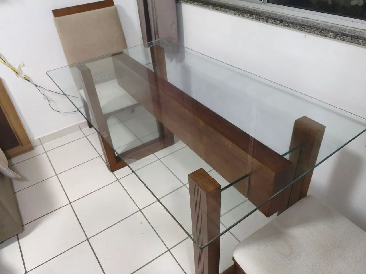 VENDE-SE MESA DE VIDRO COM QUATRO CADEIRAS - Foto 4