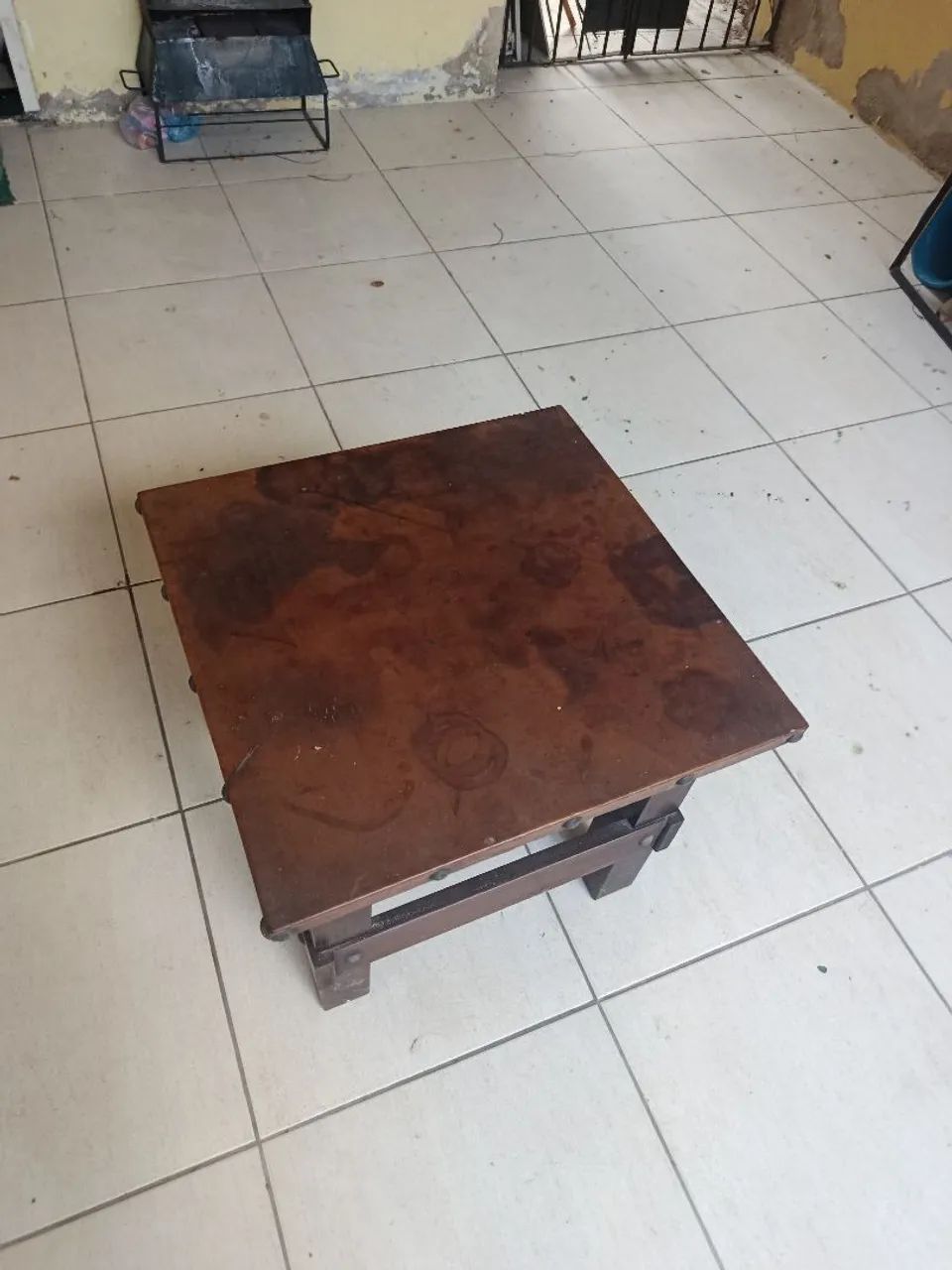 MESA DE CENTRO SE MADEIRA COM TAMPO DE COURO  - Foto 3
