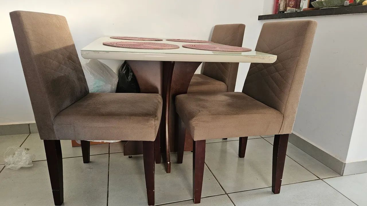Mesa de jantar já com 4 cadeiras - Foto 2