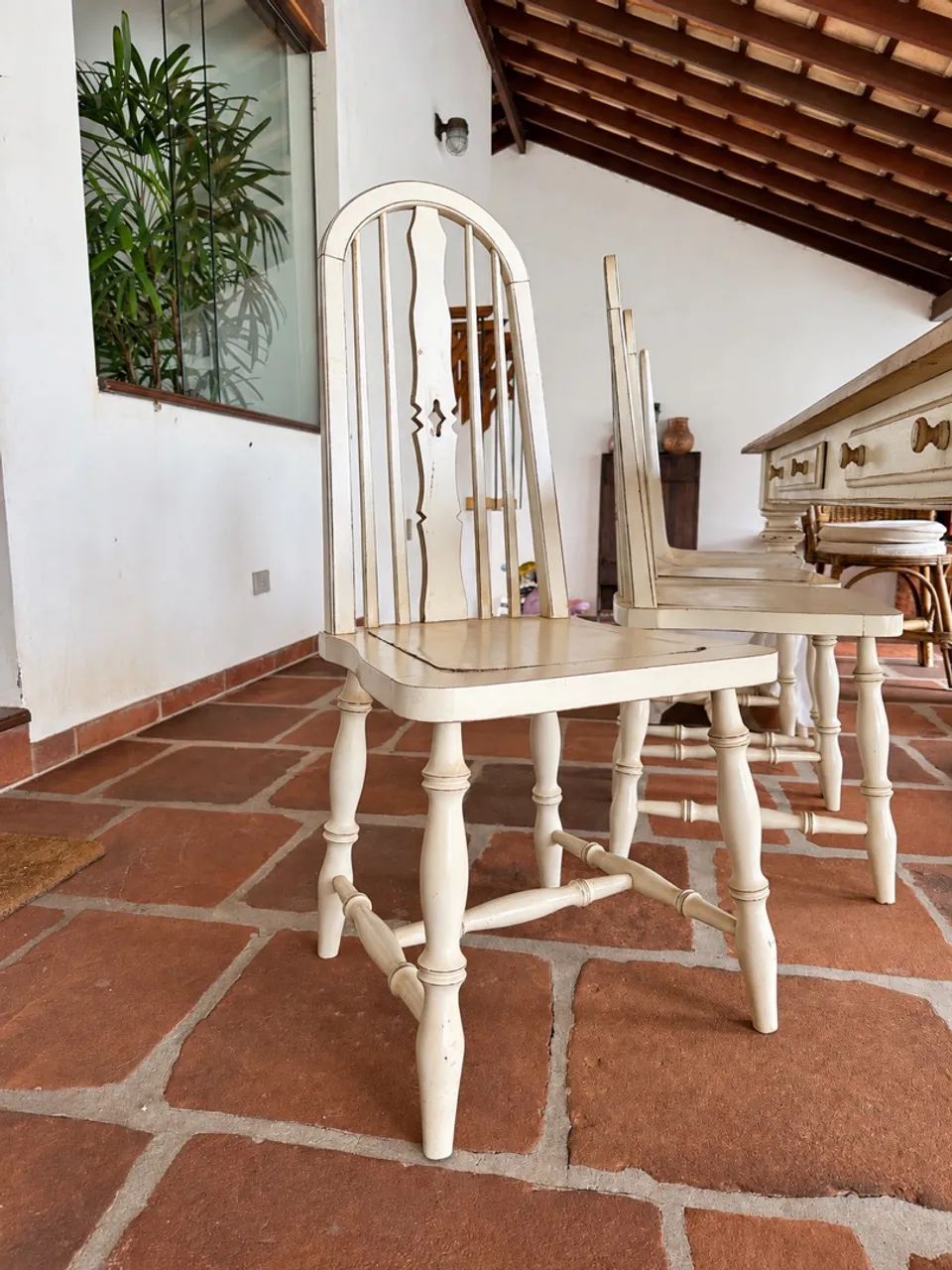 Mesa de jantar de 3 metros em madeira maciça + 8 cadeiras e 2 poltronas - Foto 4