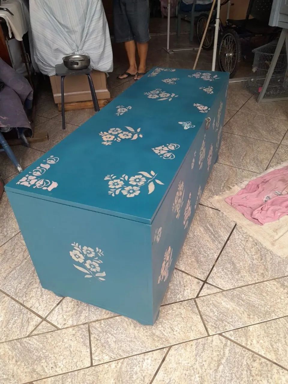 Vendo baú  grande em mdf com pés de madeira  - Foto 4