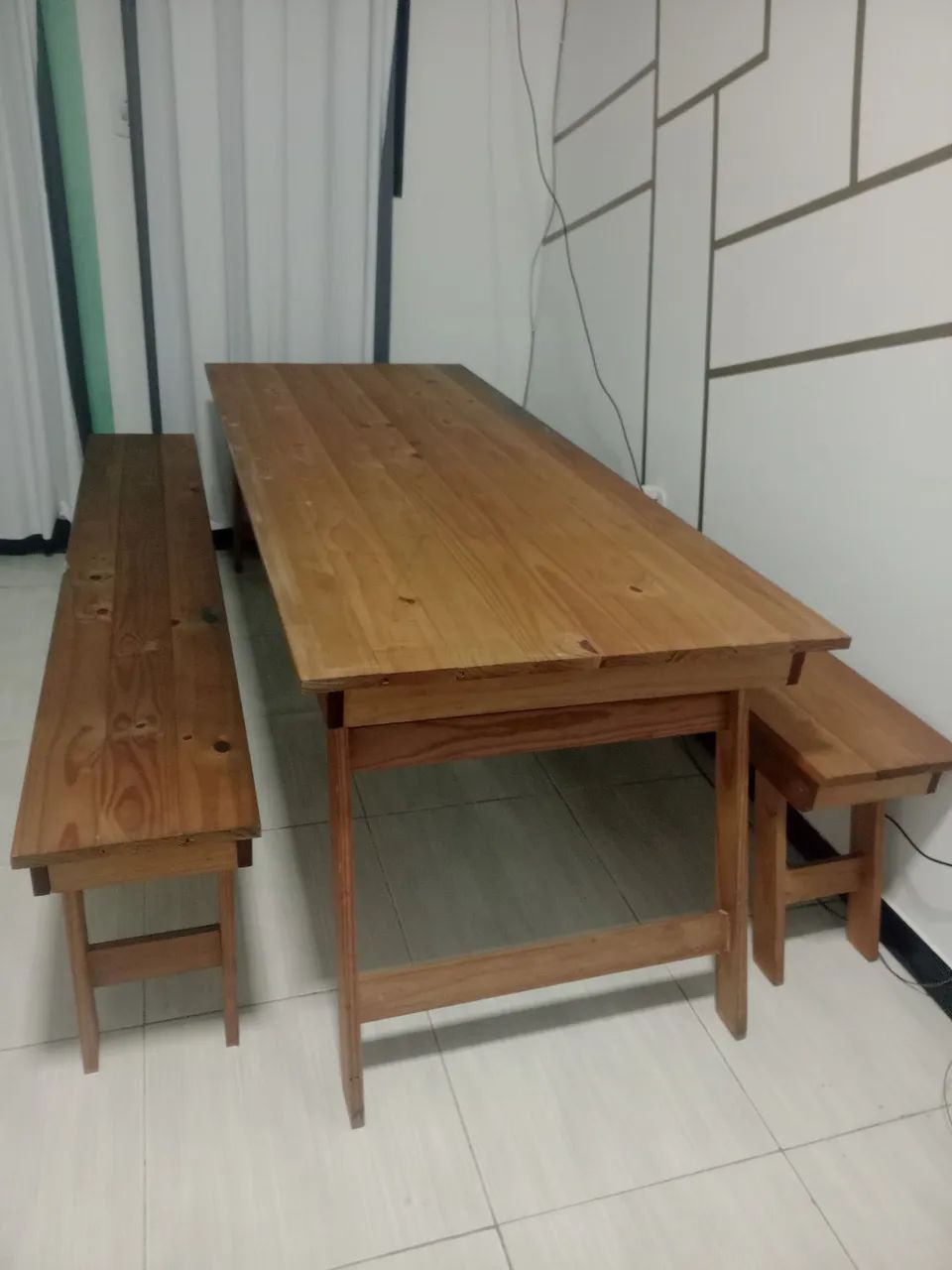 Conjunto mesa e 2 bancos madeira 