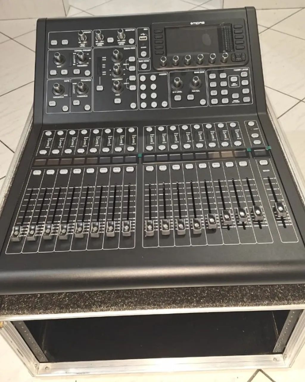 Midas M32R Live + Case 6U | Impecável (usada 1x) | Mesa de Som Digital Profissional