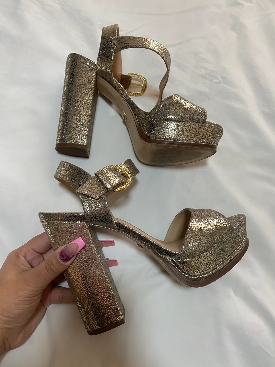 Sandália dourada Arezzo TAM 39