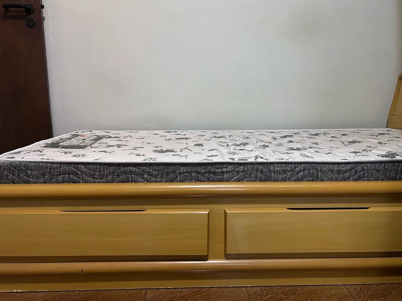 Cama de solteiro de madeira com baú e gavetas + colchão - Foto 4