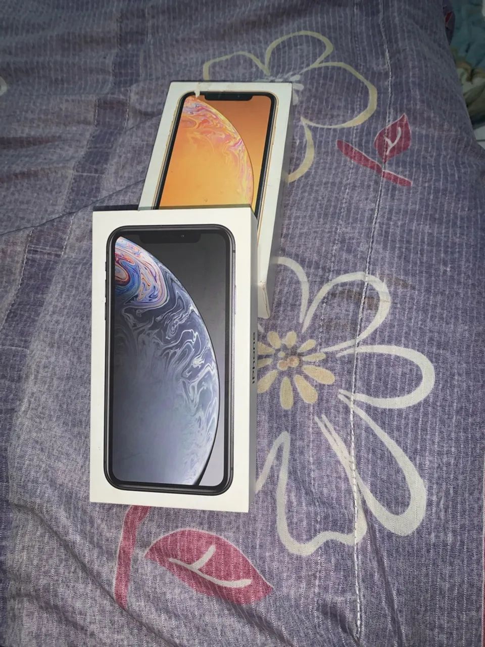 Caixa do iPhone XR preta e dourada original - Foto 2