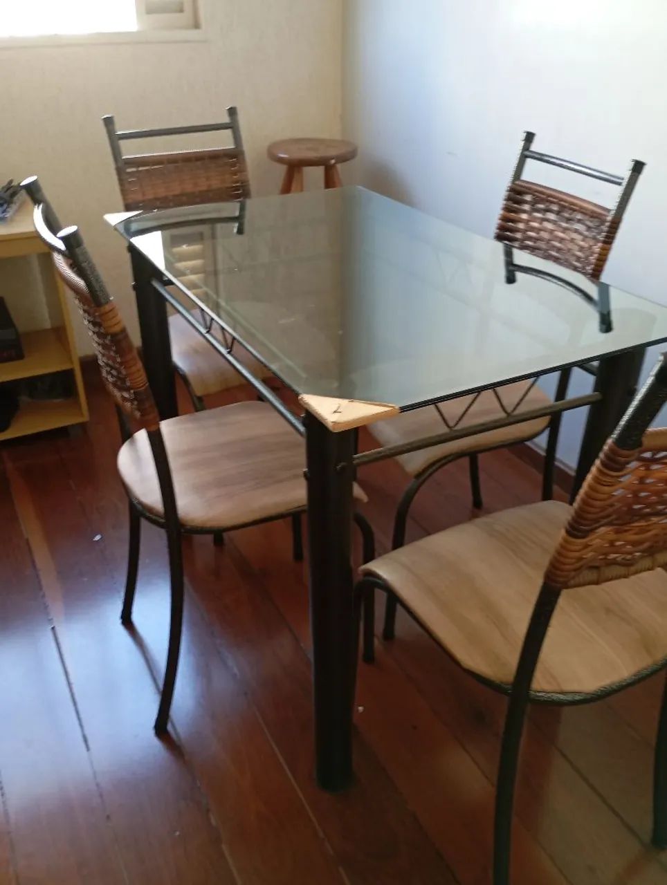 Vendo mesa  com 4 cadeiras 