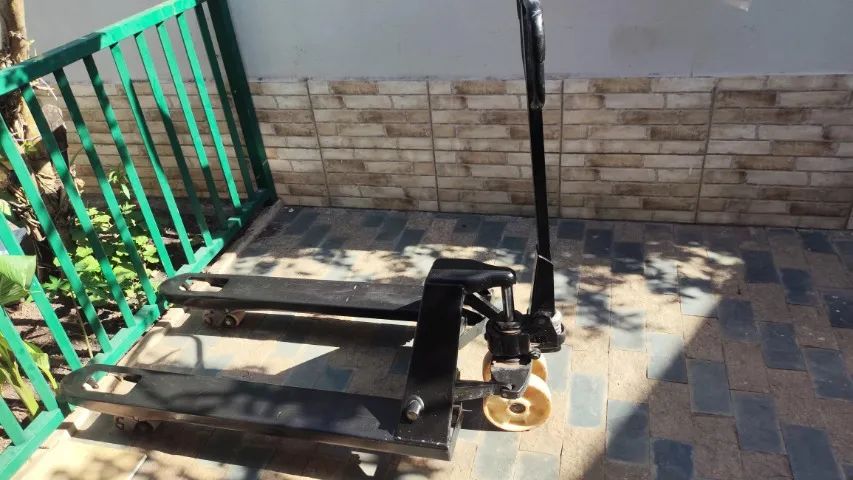 CARRINHO HIDRÁULICO PALETEIRO LINDE - REFORMADO E PRONTO PARA TRABALHAR - Foto 2