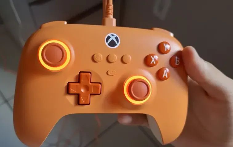  Controle 8bitdo Ultimate C Wired Controller - XBOX / PC (2 cores disponíveis) - Foto 2