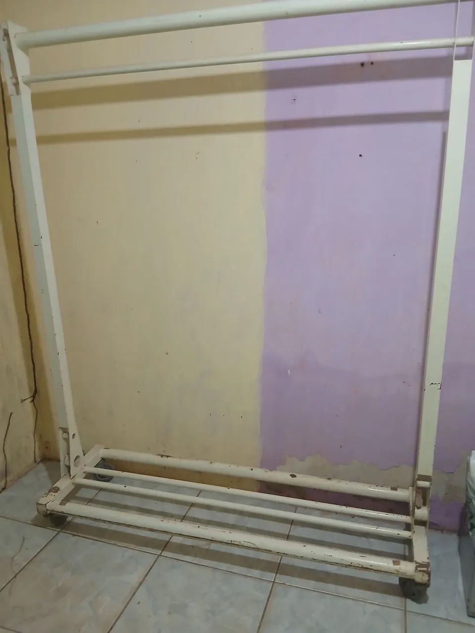 Vendo arara e cesto de roupas