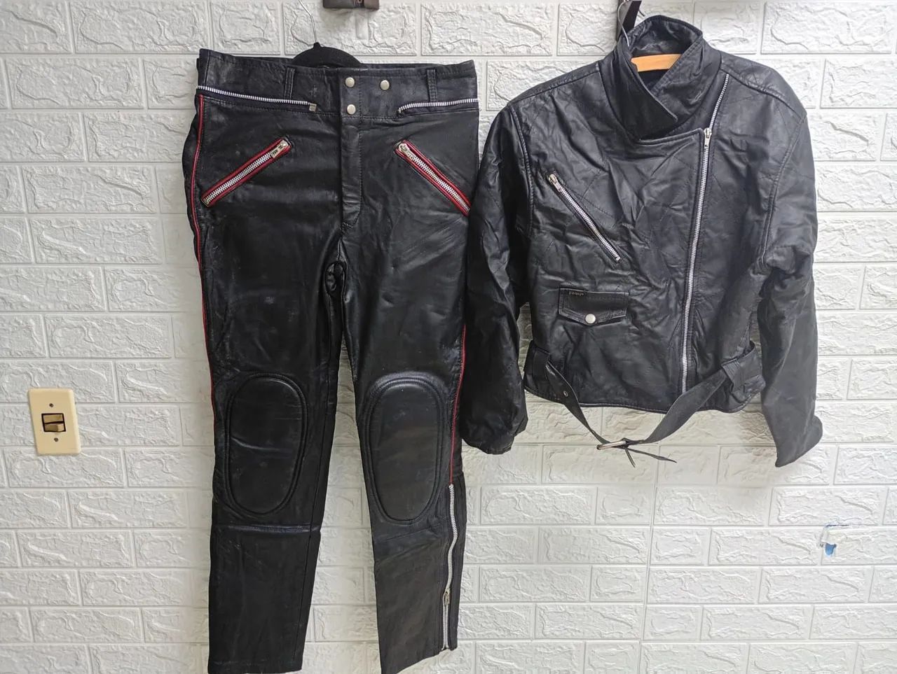 2 conjunto em couro jaqueta e calça tamanho P - Foto 2
