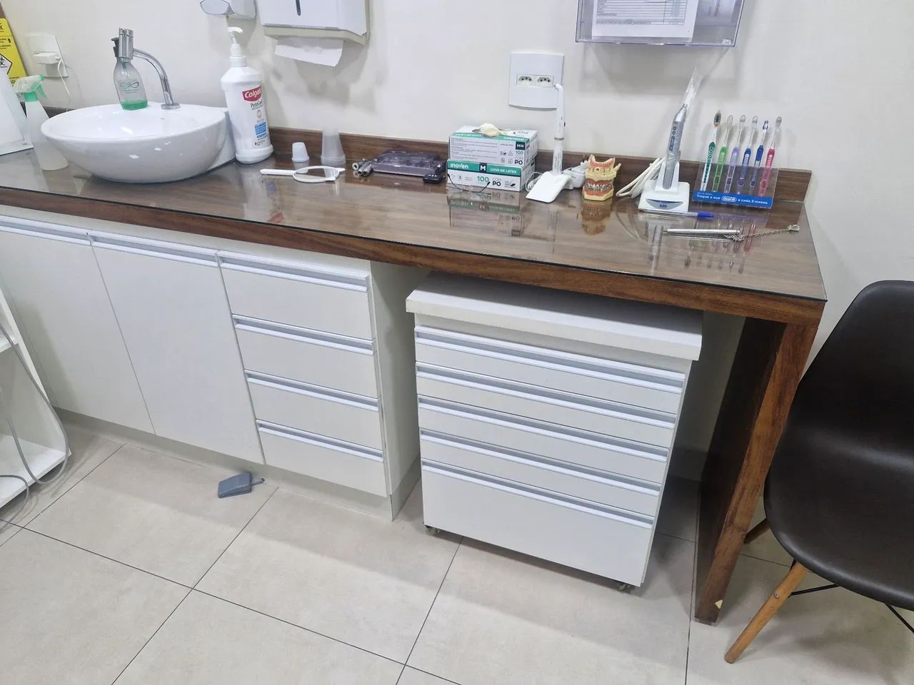 Armário odontológico com carrinho auxiliar - Foto 3