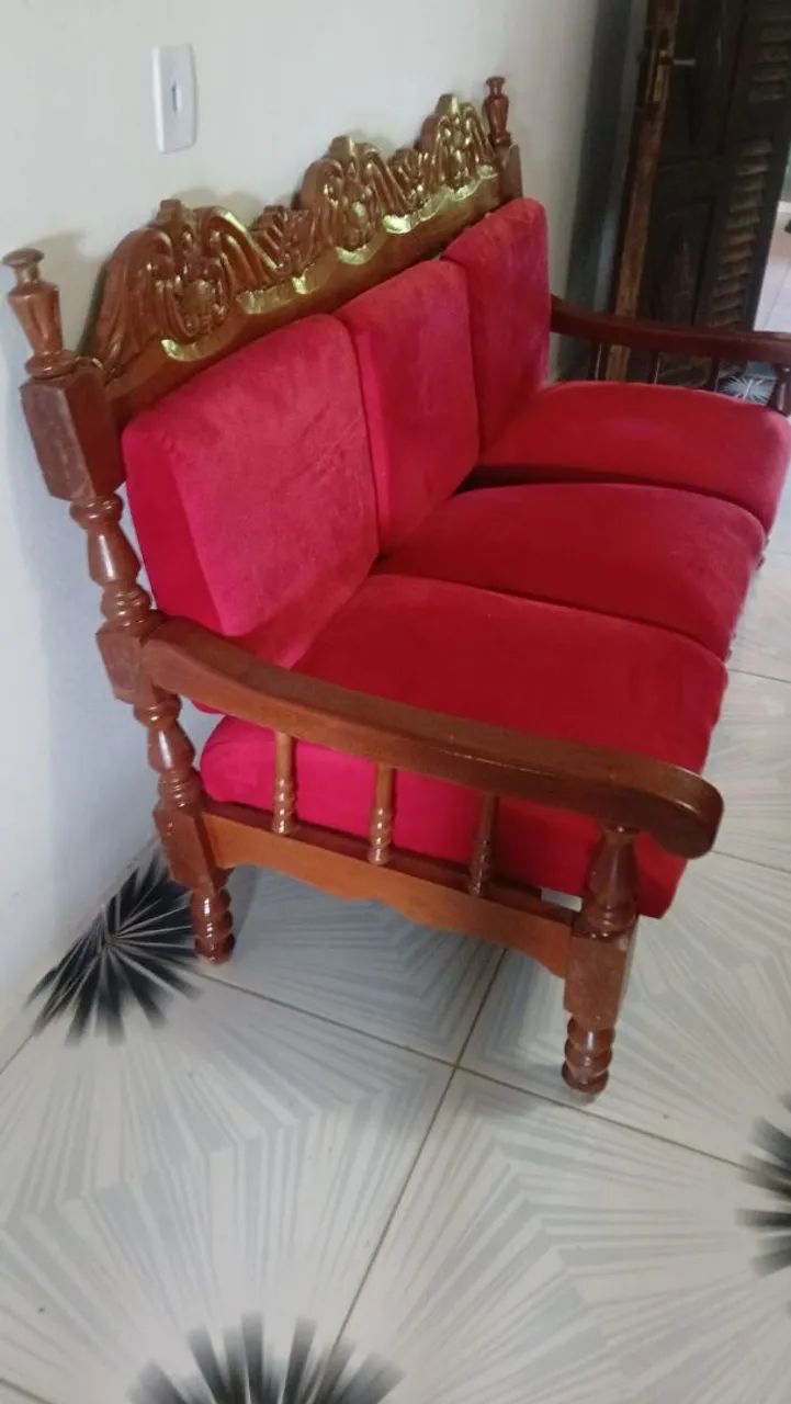 Sofá de madeira com estofado novo - Foto 4