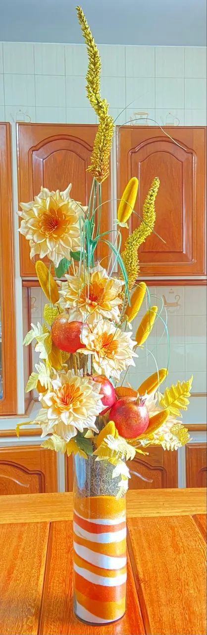 Jarro com flores decorativas 