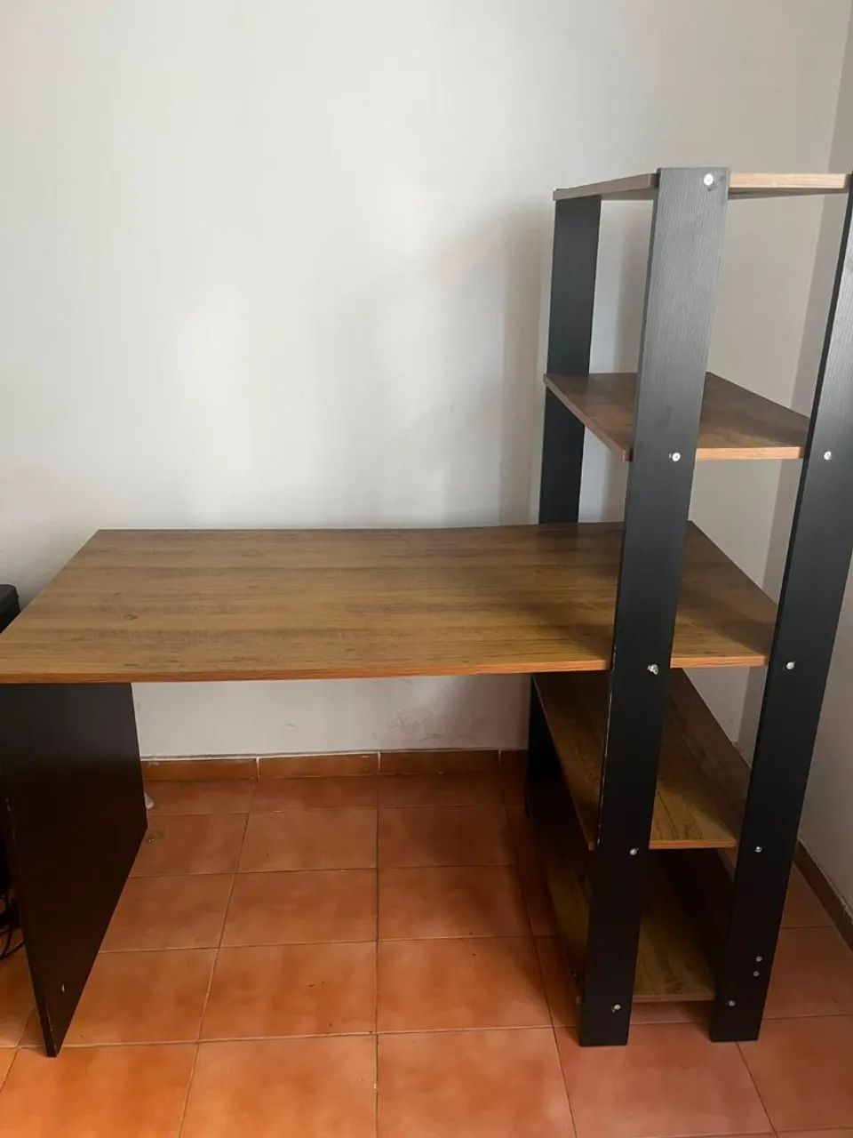 Mesa de escritório usada com prateleiras