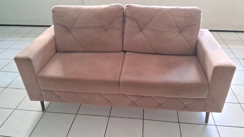 Sofá 2 lugares em suede.