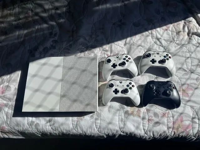 Xbox One S 1tb com 4 controles