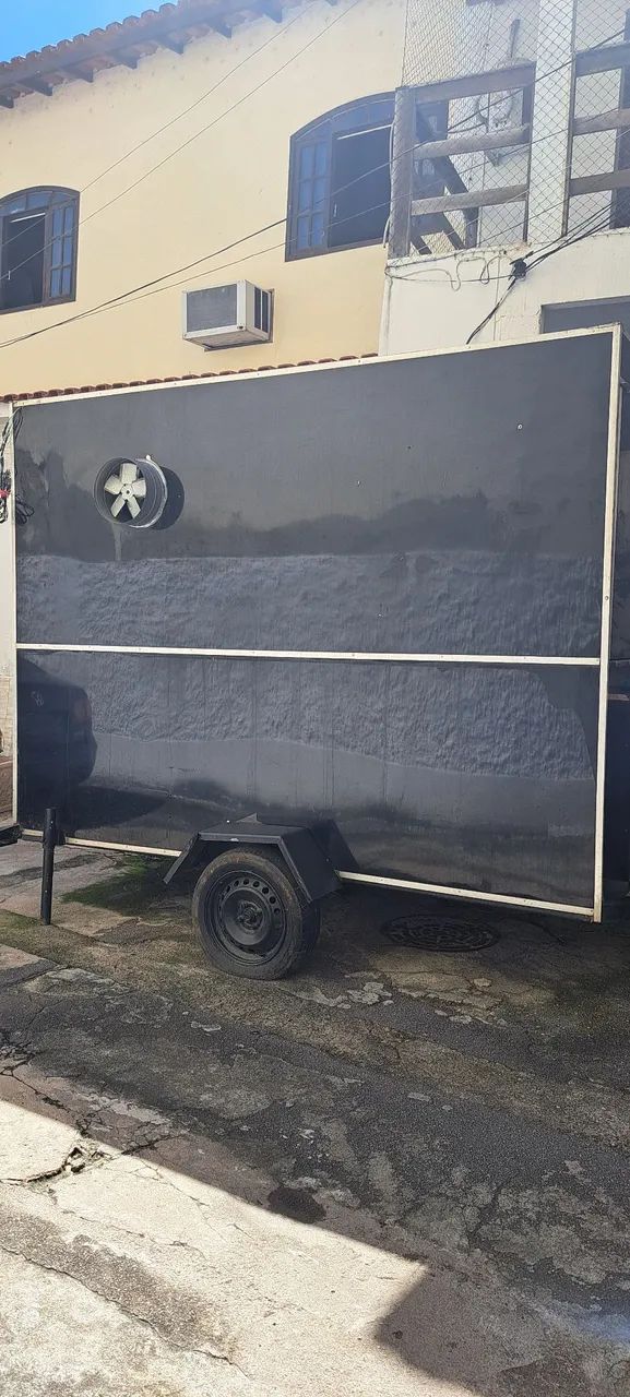 TRAILER EMPLACADO PARA NEGÓCIOS 