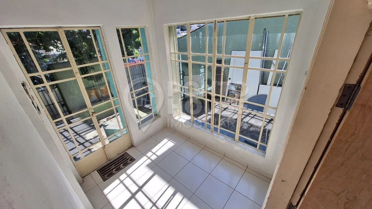 Casa térrea à venda bairro Bosque da Saúde com edícula, 6 cômodos e 2 cozinhas