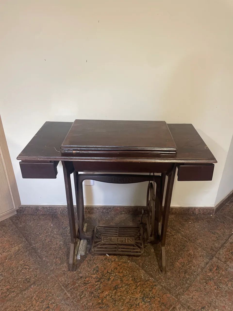 Máquina de costura Singer com mesa! - Foto 2