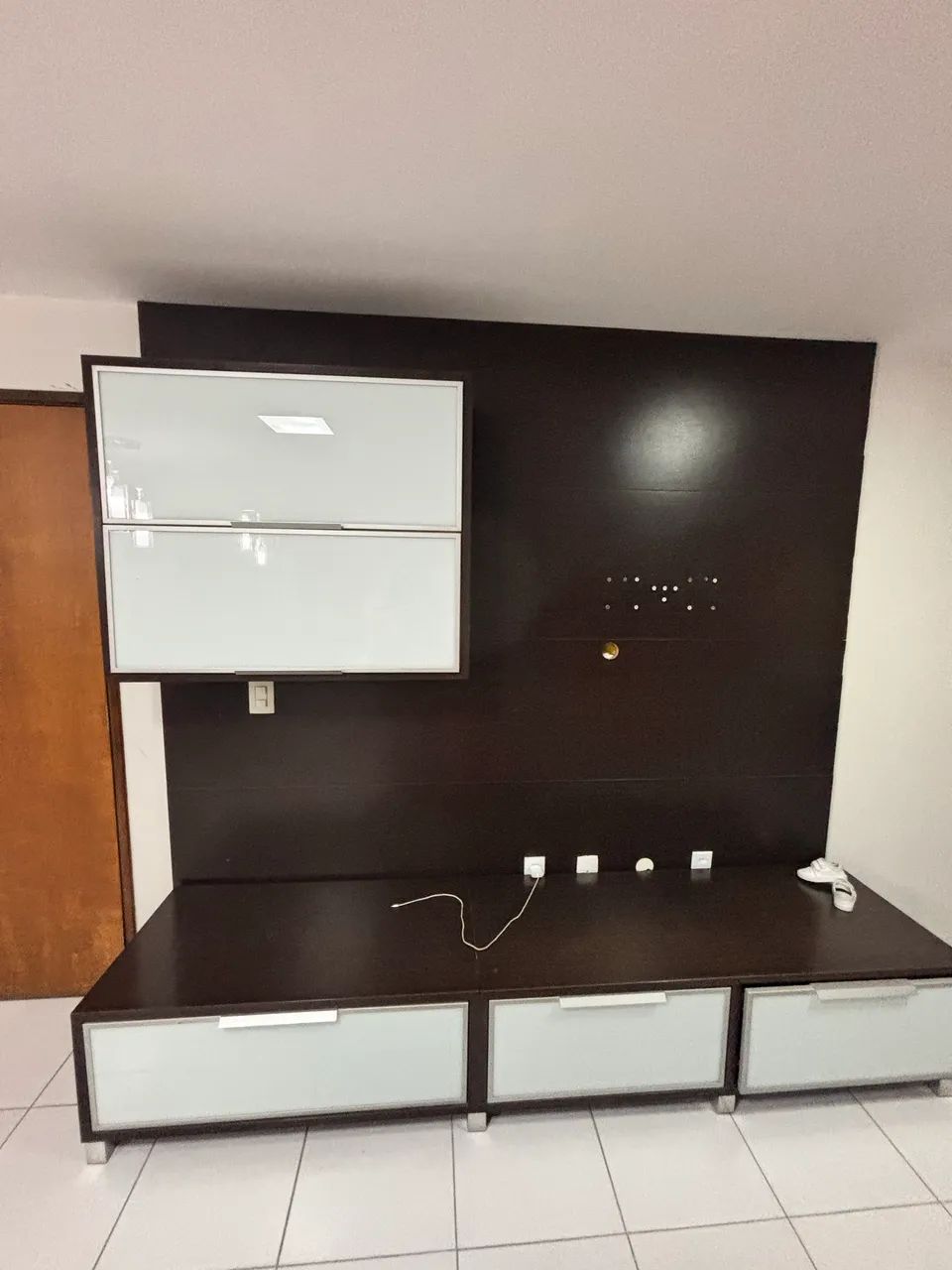 Rack para sala marrom com portas em vidro