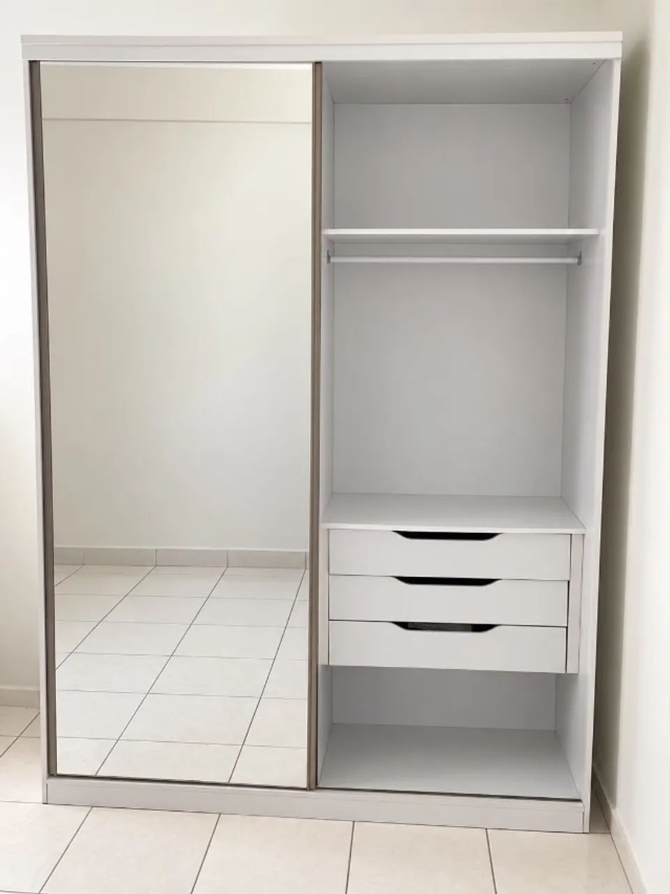 Guarda roupa perfeito estado com espelho