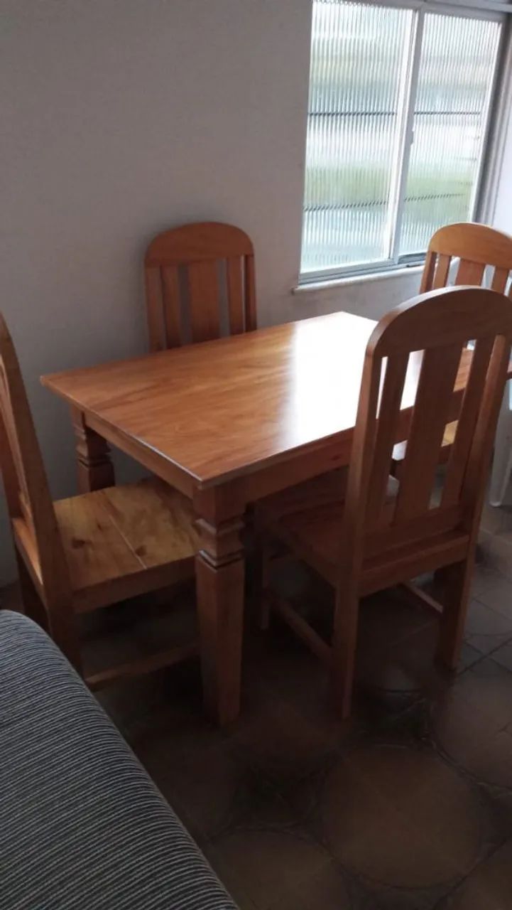 Mesa de jantar redonda com 4 cadeiras de madeira de lei - Foto 5