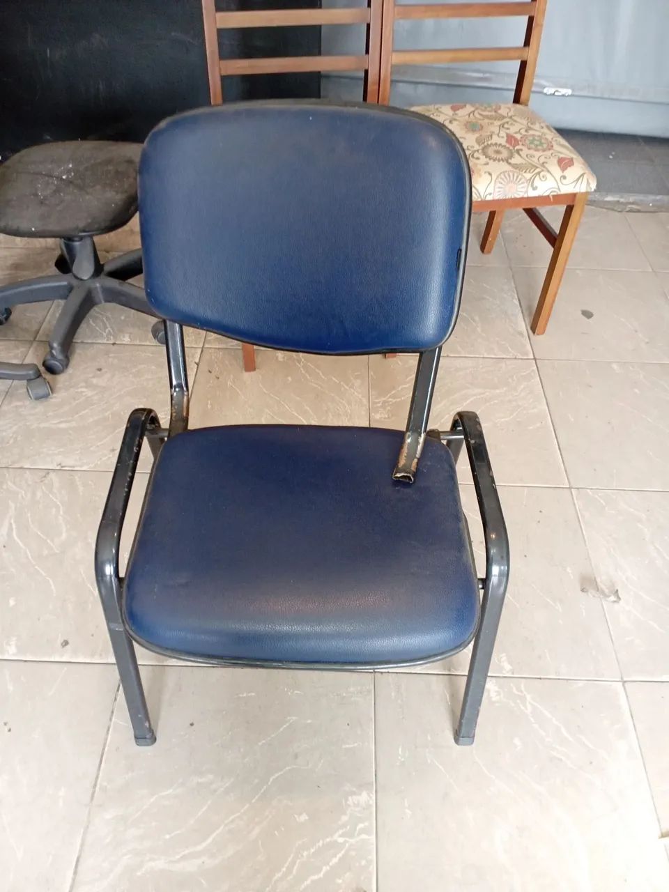 Cadeiras com avarias severas sucatas para retirar  - Foto 4