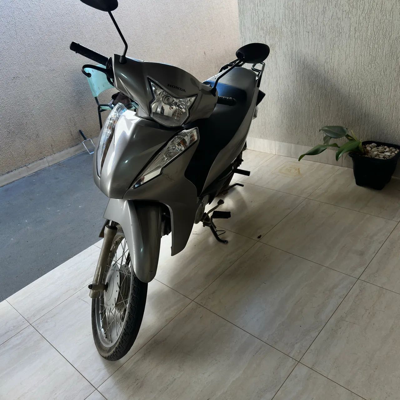 Moto com baixo km e muito conservada - Foto 4