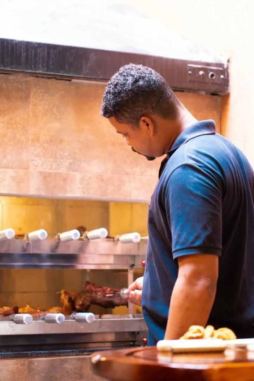 Churrasqueiro e cozinheiro disponível